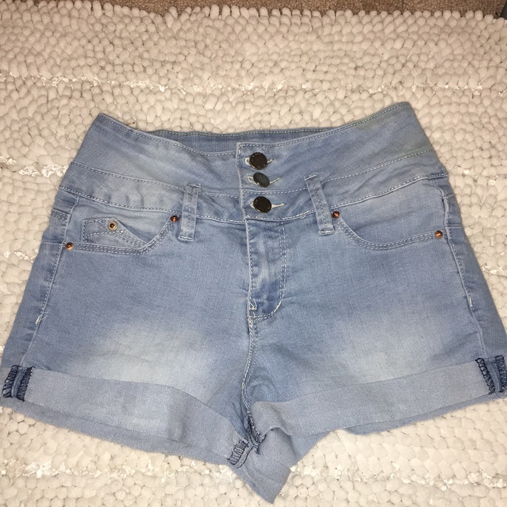 Wanna Betta Butt? Lightwash denim shorts